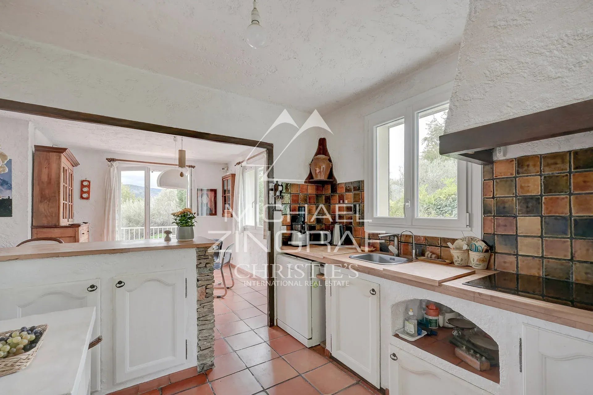 Cuisine d’une maison d’architecte à Aubagne Cuisine d'une maison d'architecte à Aubagne avec des carreaux colorés et des fenêtres lumineuses.