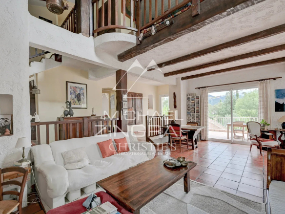 Intérieur d'une maison d'architecte avec salon lumineux et vue sur la nature à Aubagne.