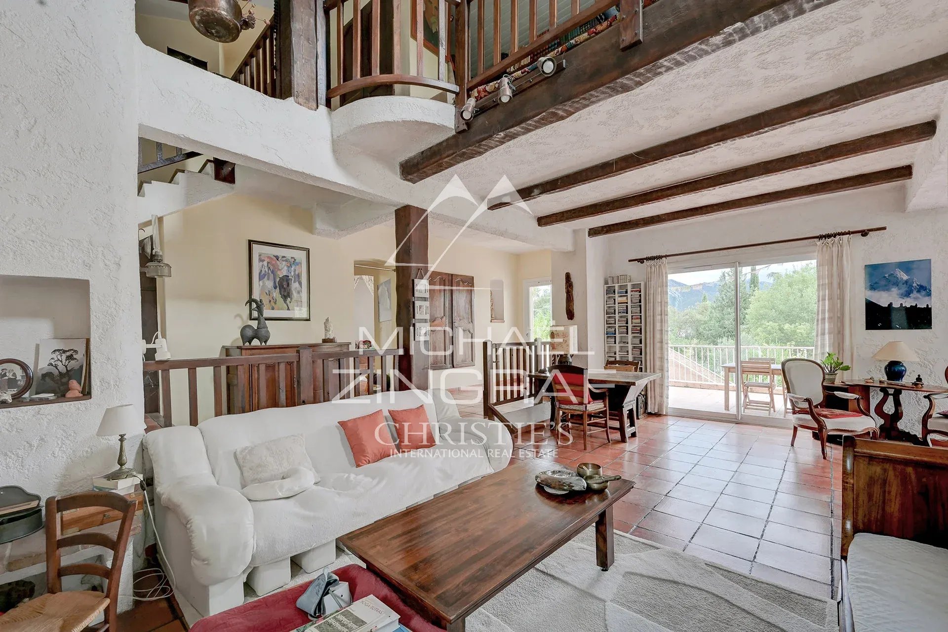 Intérieur d’une maison d’architecte à Aubagne Intérieur d'une maison d'architecte avec salon lumineux et vue sur la nature à Aubagne.