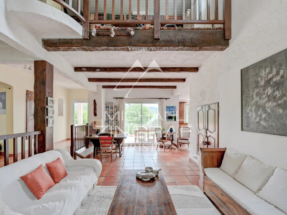 Intérieur d'une maison d'architecte à Aubagne avec salon spacieux et vue sur la nature.