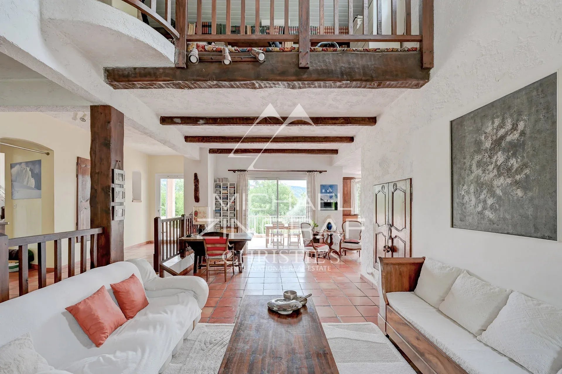 Intérieur d’une maison d’architecte à Aubagne Intérieur d'une maison d'architecte à Aubagne avec salon spacieux et vue sur la nature.