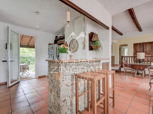 Intérieur d'une maison d'architecte à Aubagne avec cuisine et coin repas