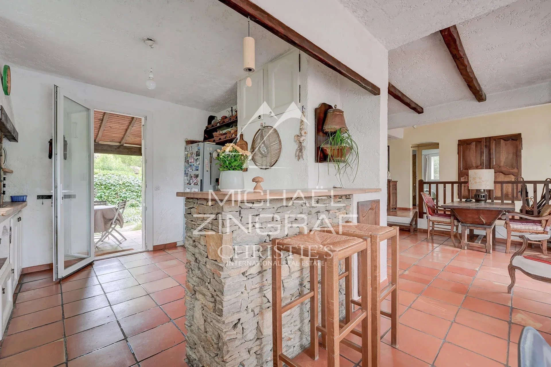 Intérieur d’une maison d’architecte Intérieur d'une maison d'architecte à Aubagne avec cuisine et coin repas