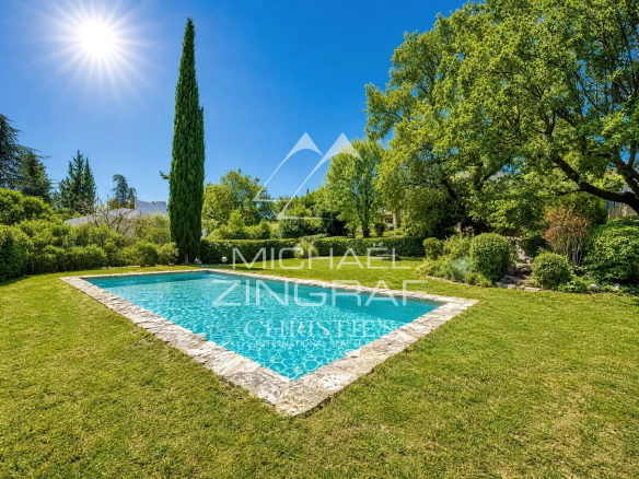 Piscine entourée de verdure dans une maison d'architecte à Aubagne.