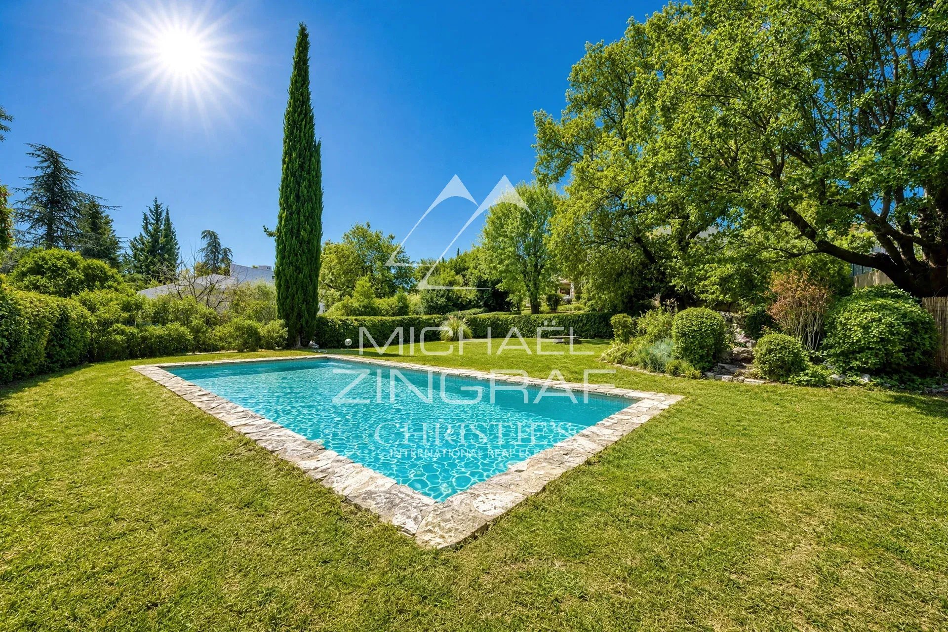 Maison d’architecte avec piscine à Aubagne Piscine entourée de verdure dans une maison d'architecte à Aubagne.