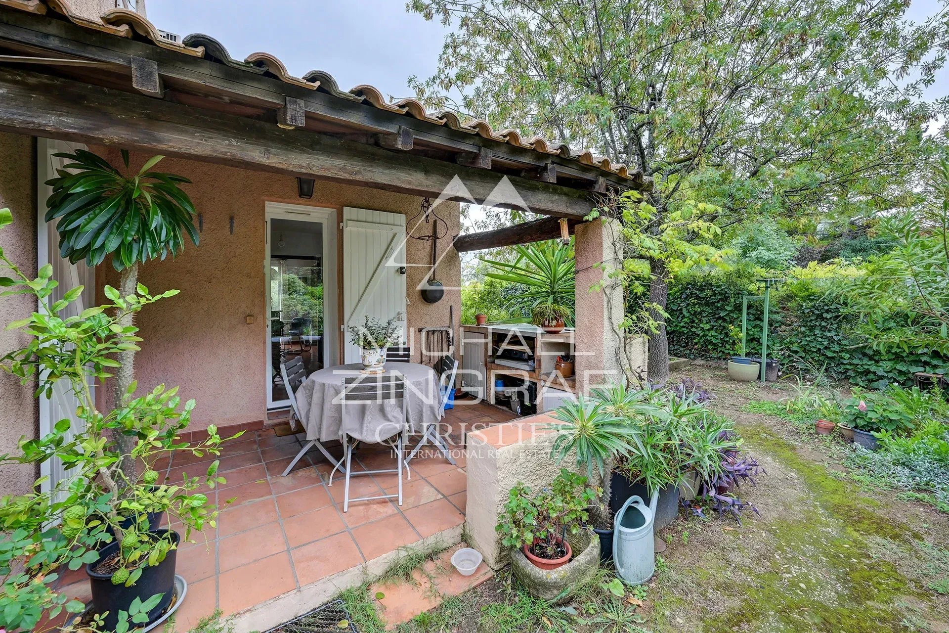 Terrasse d’une maison d’architecte à Aubagne Terrasse d'une maison d'architecte avec table et chaises, entourée de verdure à Aubagne.