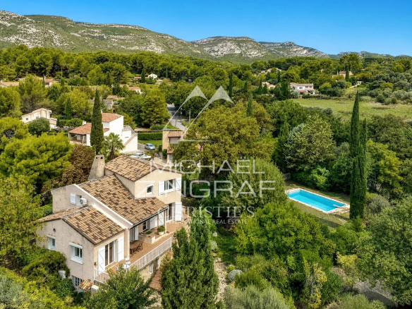 Maison d'architecte avec piscine entourée de verdure à Aubagne, vue sur le Garlaban.