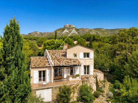 Maison d'architecte à Aubagne avec vue sur le Garlaban, entourée de végétation.