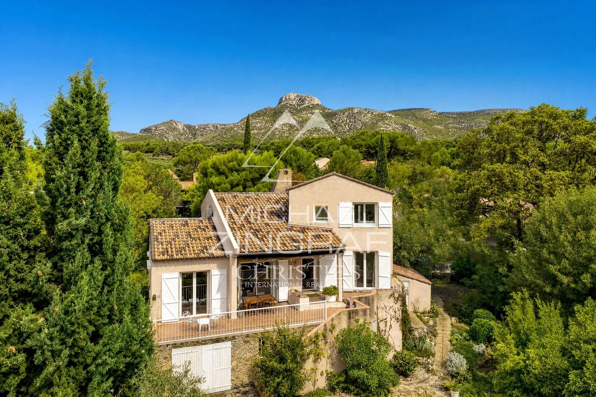 Maison d’architecte à Aubagne Maison d'architecte à Aubagne avec vue sur le Garlaban, entourée de végétation.