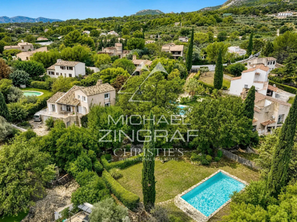 Vue aérienne d'une maison d'architecte avec piscine à Aubagne, entourée de verdure.