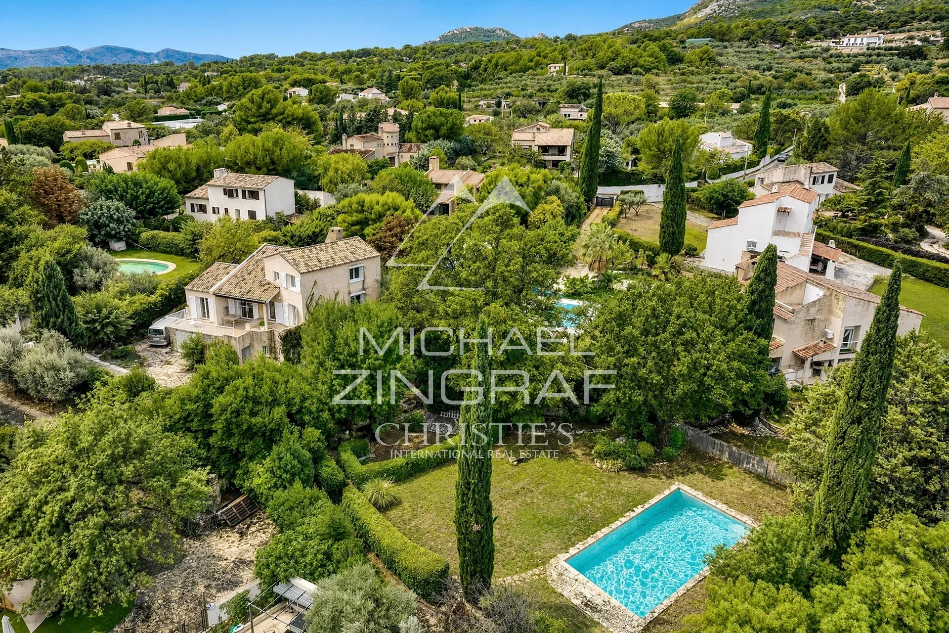 Maison d’architecte à Aubagne Vue aérienne d'une maison d'architecte avec piscine à Aubagne, entourée de verdure.