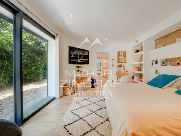 Chambre lumineuse avec accès à l'extérieur, décorée avec goût.