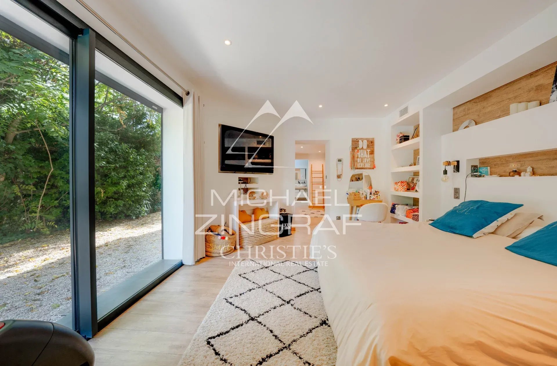 Chambre avec accès extérieur Chambre lumineuse avec accès à l'extérieur, décorée avec goût.