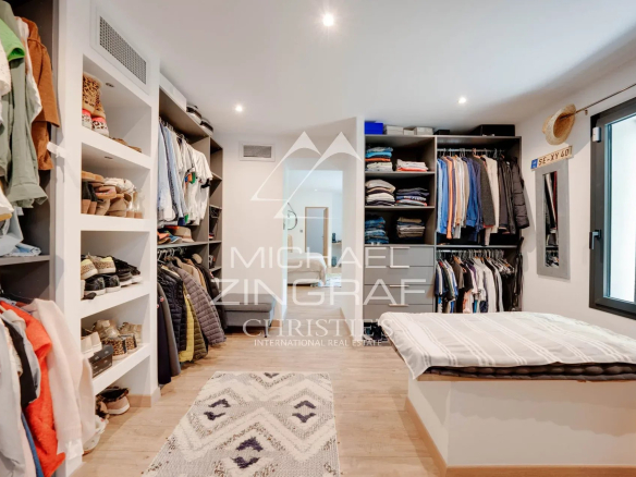 Intérieur d'une maison avec un dressing spacieux et bien organisé.