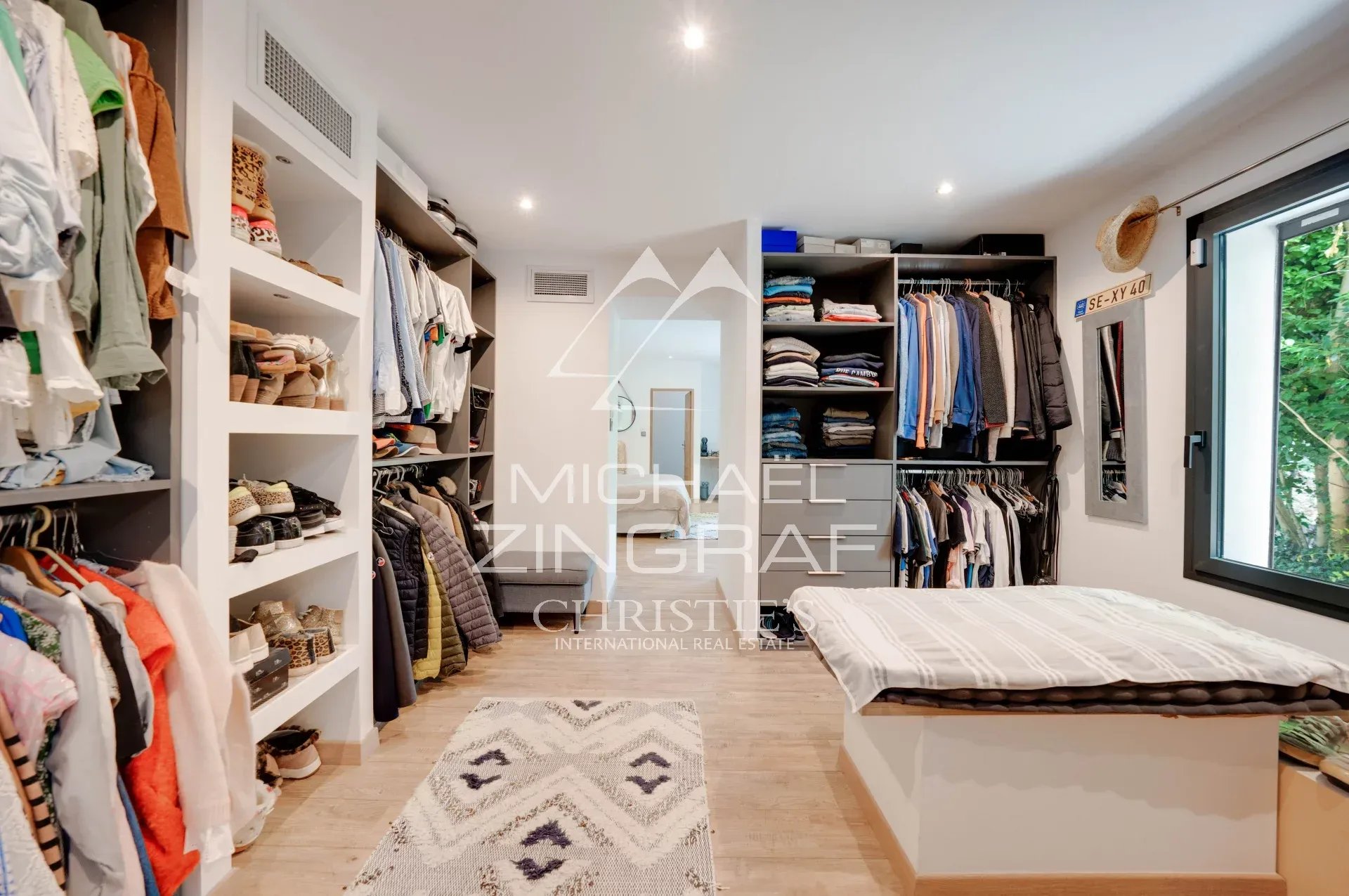 Dressing moderne et spacieux Intérieur d'une maison avec un dressing spacieux et bien organisé.