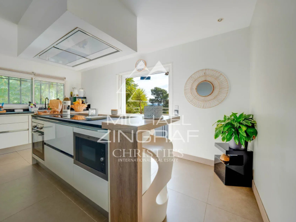 Intérieur d'une cuisine moderne avec vue sur la nature, maison à Allauch.