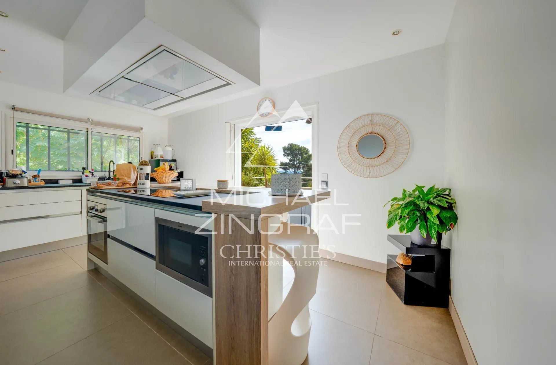 Cuisine moderne avec vue Intérieur d'une cuisine moderne avec vue sur la nature, maison à Allauch.