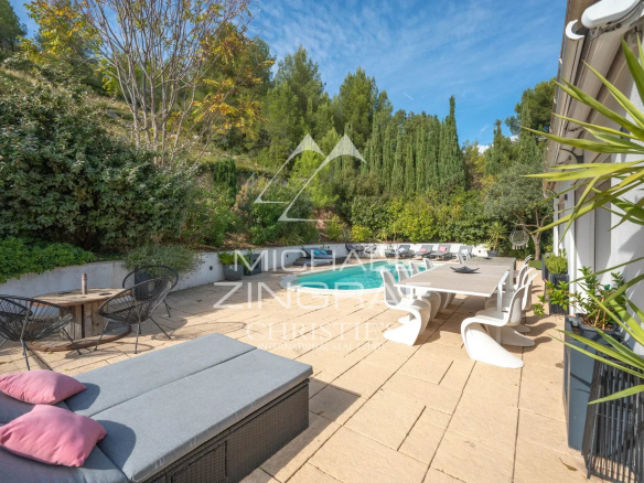 Terrasse d'une maison avec piscine, entourée de verdure à Allauch.