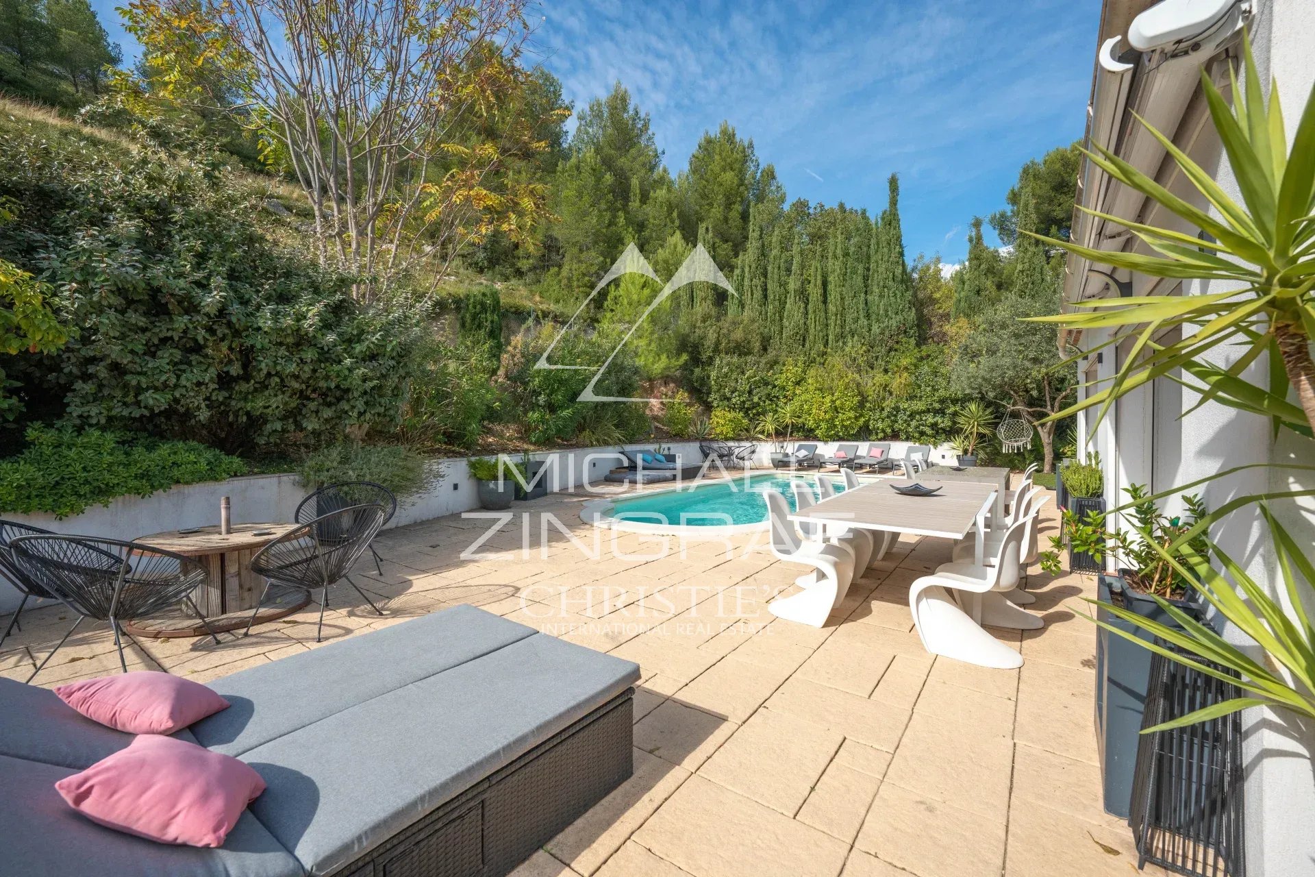 Maison avec piscine à Allauch Terrasse d'une maison avec piscine, entourée de verdure à Allauch.
