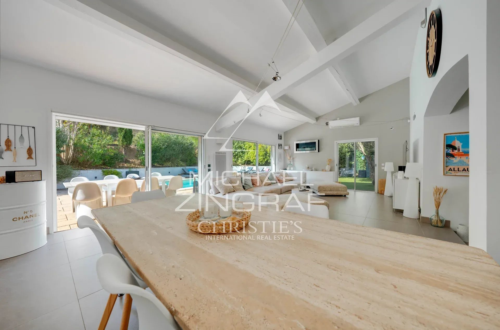 Intérieur d’une maison moderne à Allauch Intérieur d'une maison moderne avec un grand séjour lumineux et une cuisine ouverte.