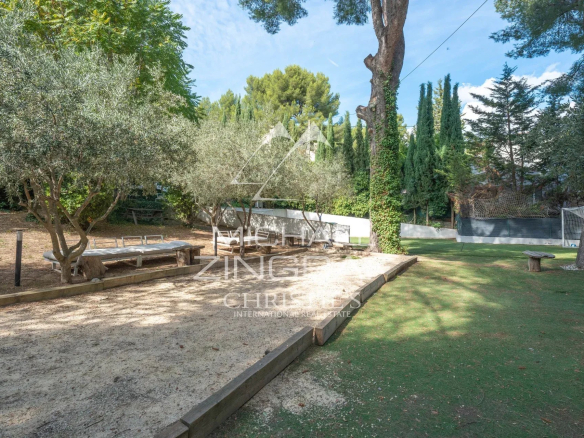 Espace extérieur d'une maison avec piscine, entouré d'arbres et de verdure à Allauch.