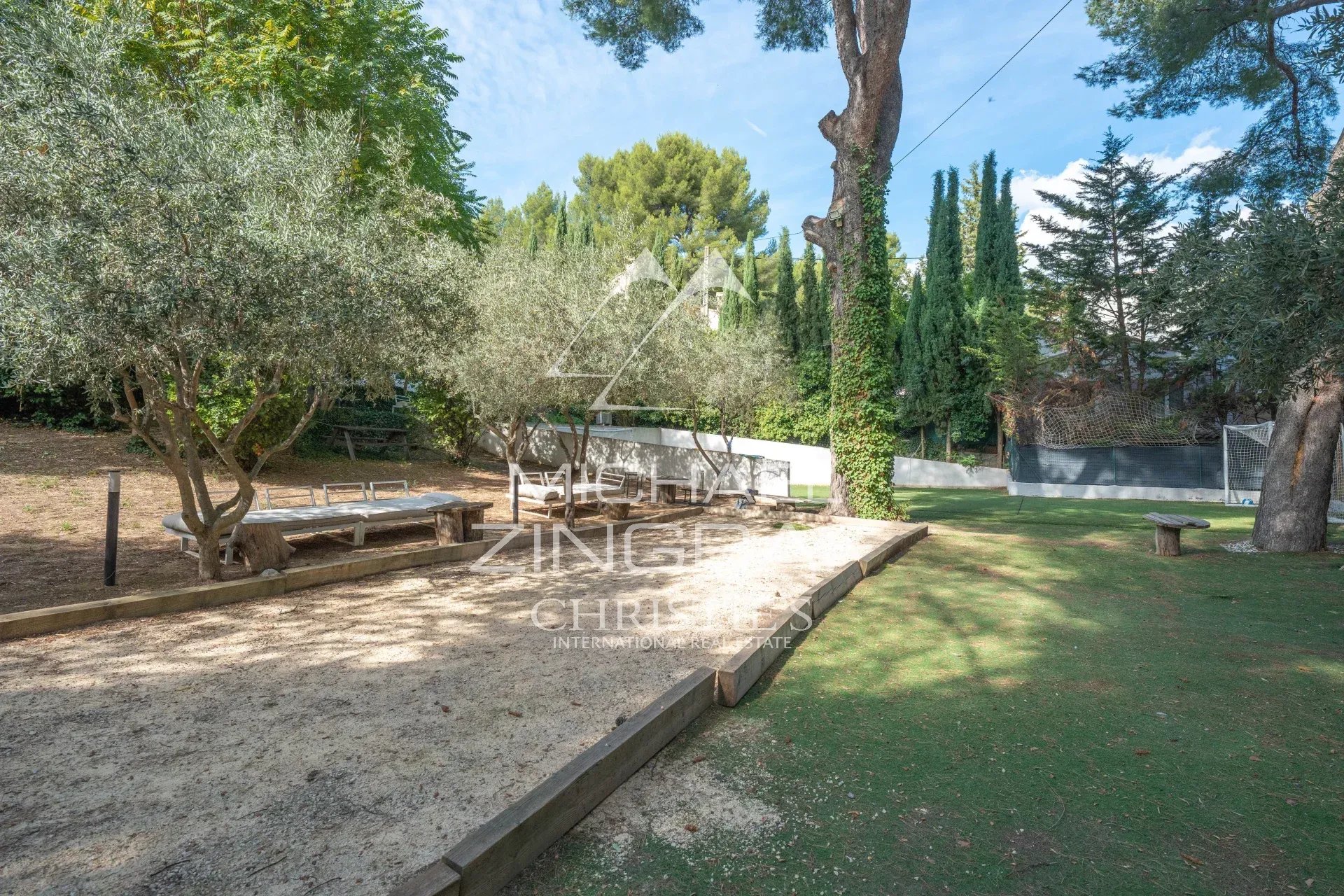 Espace extérieur avec piscine à Allauch Espace extérieur d'une maison avec piscine, entouré d'arbres et de verdure à Allauch.