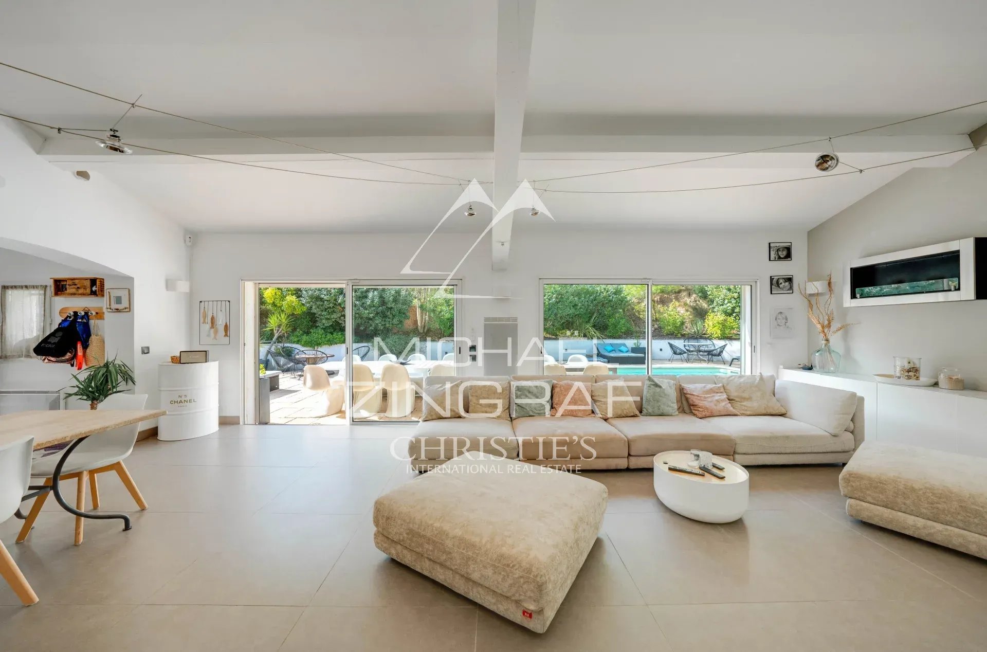 Intérieur d’une maison moderne à Allauch Intérieur d'une maison moderne avec un grand salon lumineux et un espace de vie ouvert.