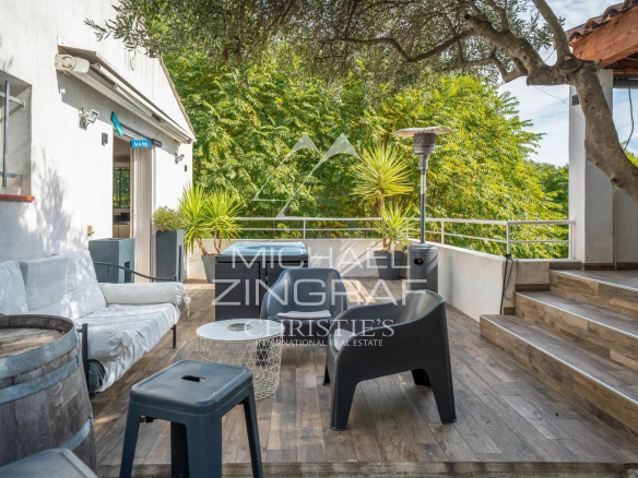 Terrasse d'une maison avec piscine, entourée de verdure à Allauch.