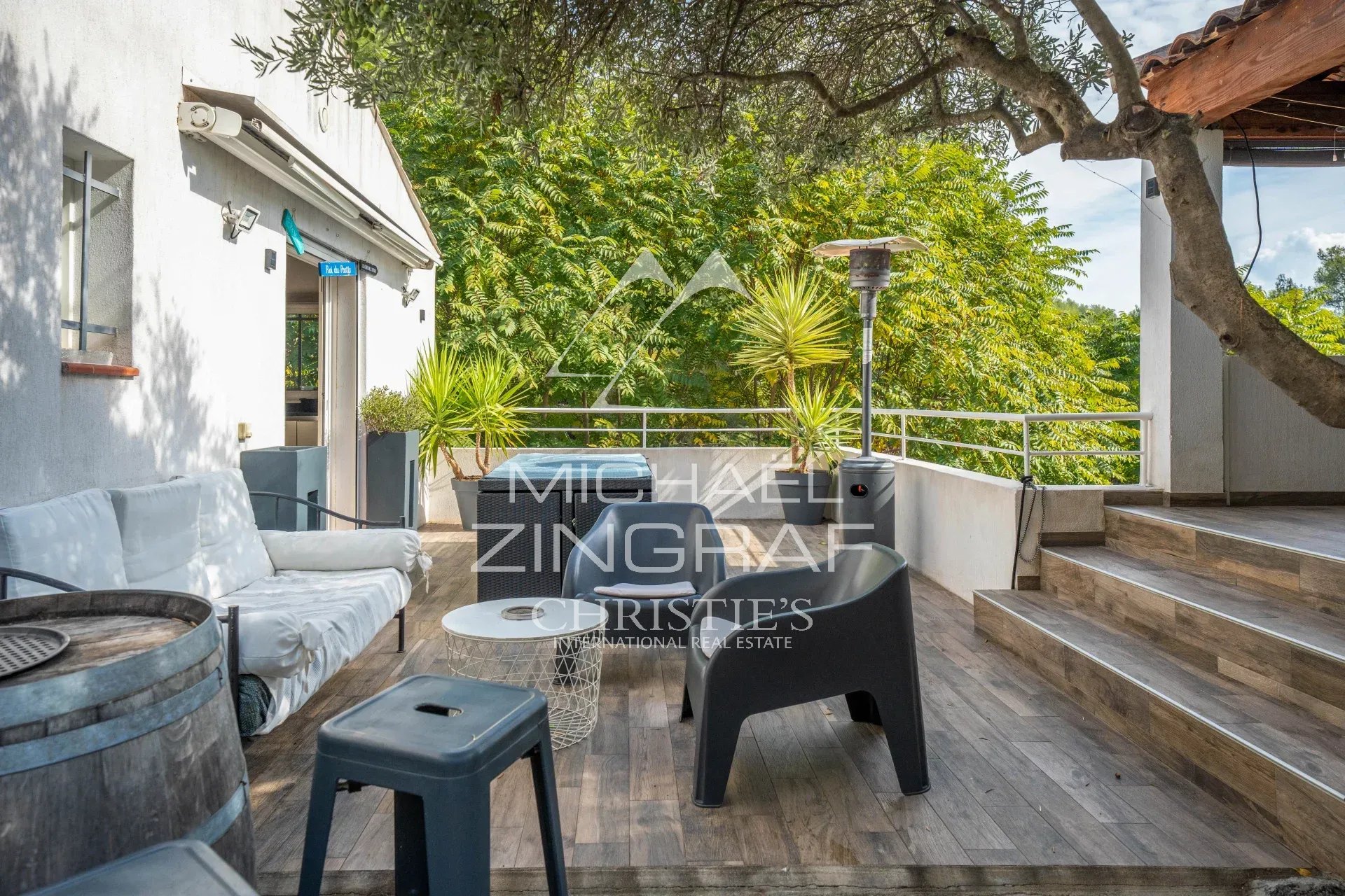 Maison avec piscine à Allauch Terrasse d'une maison avec piscine, entourée de verdure à Allauch.