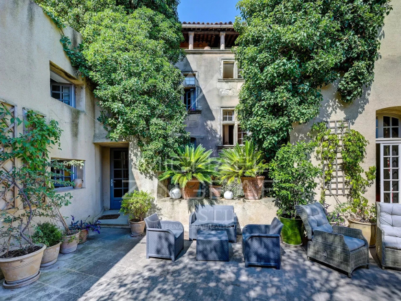 Hôtel particulier dans la campagne aixoise