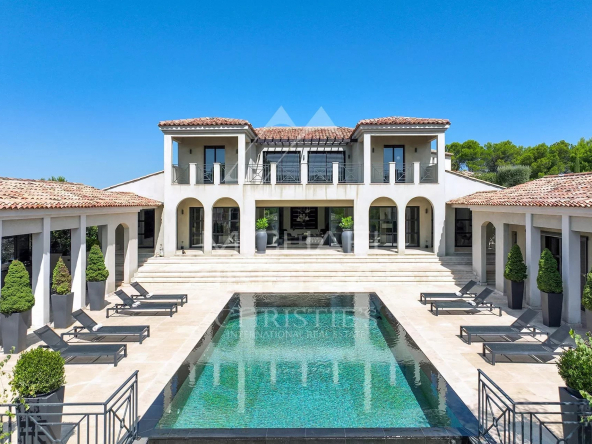 Prestigieuse villa dans domaine avec Golf