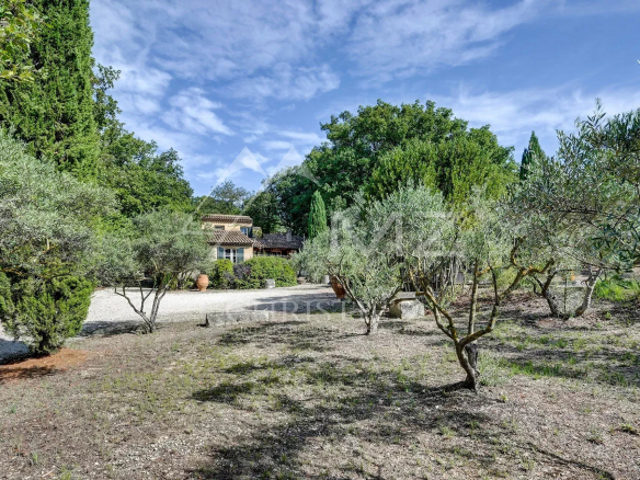 Propriété avec vue sur le château de Lourmarin