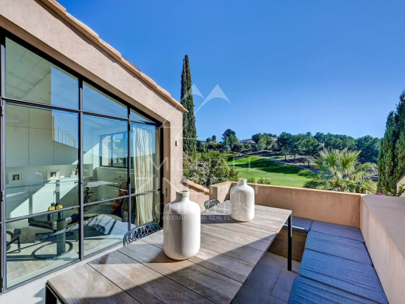 House with view in the heart of the Saint-Cyr-sur-Mer frigate golf course
