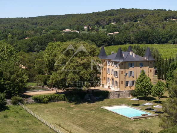Magnificent estate with castle and outbuildings