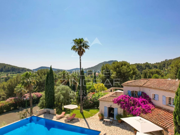 Exclusivité sur St-Cyr-sur-Mer Propriété avec piscine et tennis
