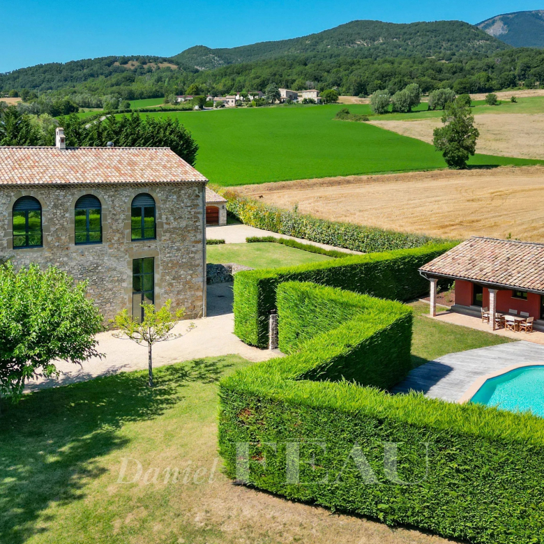 Paradou – House in the heart of the village