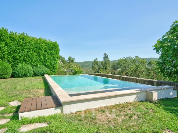 Swimming pool with views of the countryside, surrounded by greenery in Montjustin.