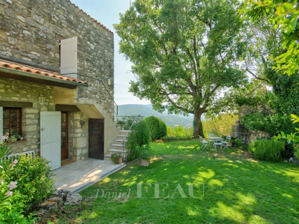 Stone house with garden and valley view in Montjustin.