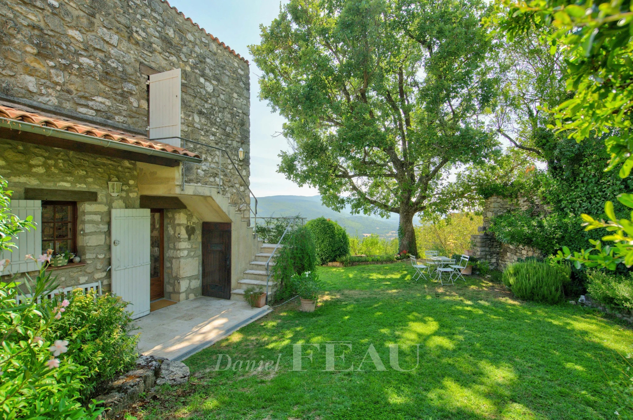 Stone house with garden and valley view in Montjustin.