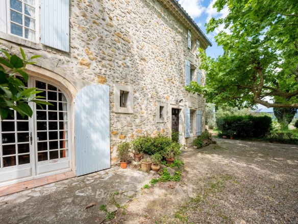 Mas en pierre à rénover avec jardin boisé à Boulbon, Provence
