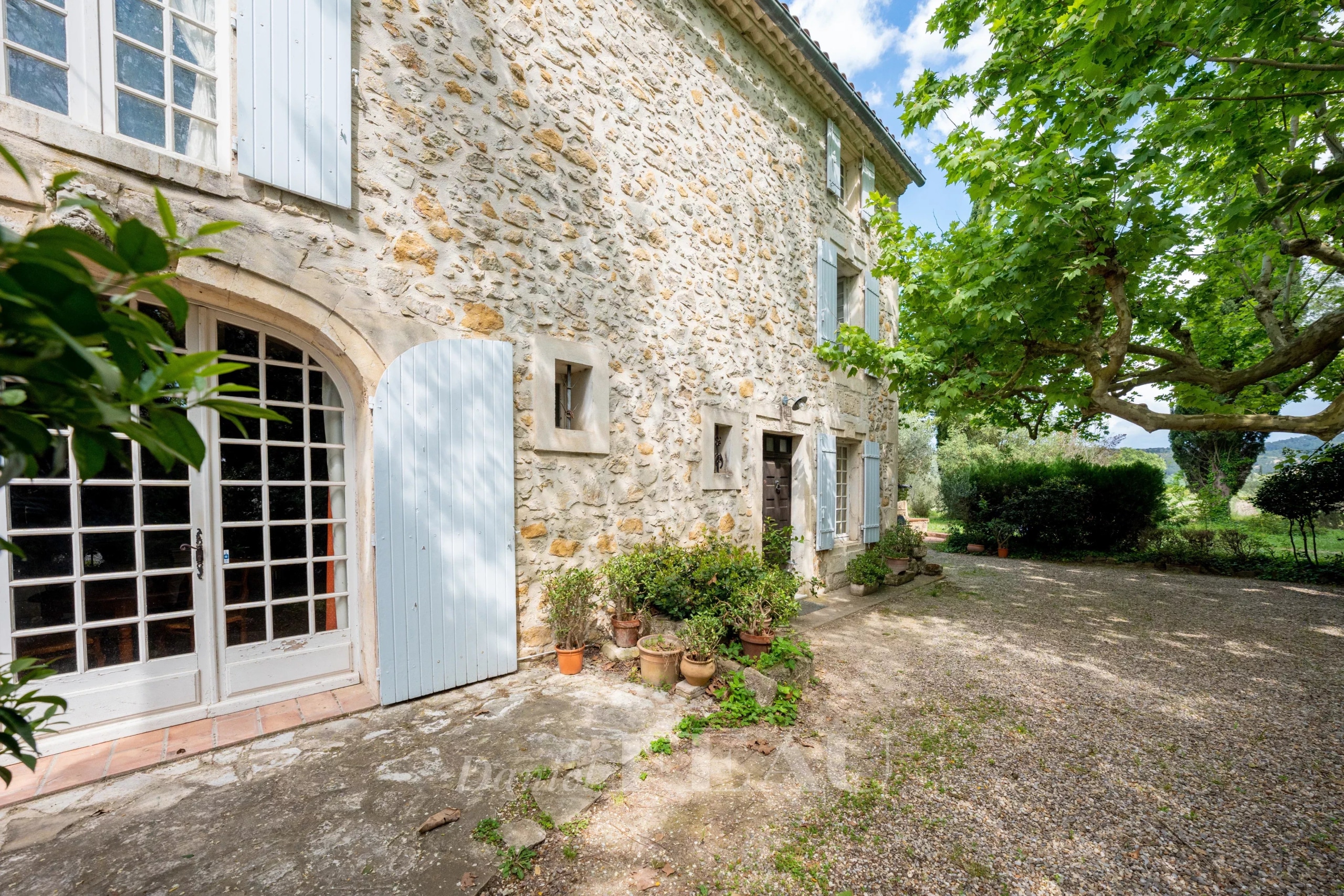Mas en pierre à rénover avec jardin boisé à Boulbon, Provence