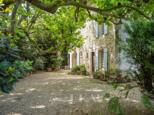 Stone farmhouse to renovate surrounded by trees and plants, located in Boulbon.