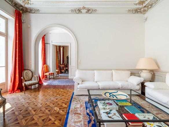 Intérieur d'un hôtel particulier du XIXème siècle à Avignon, avec un salon lumineux et des meubles élégants.