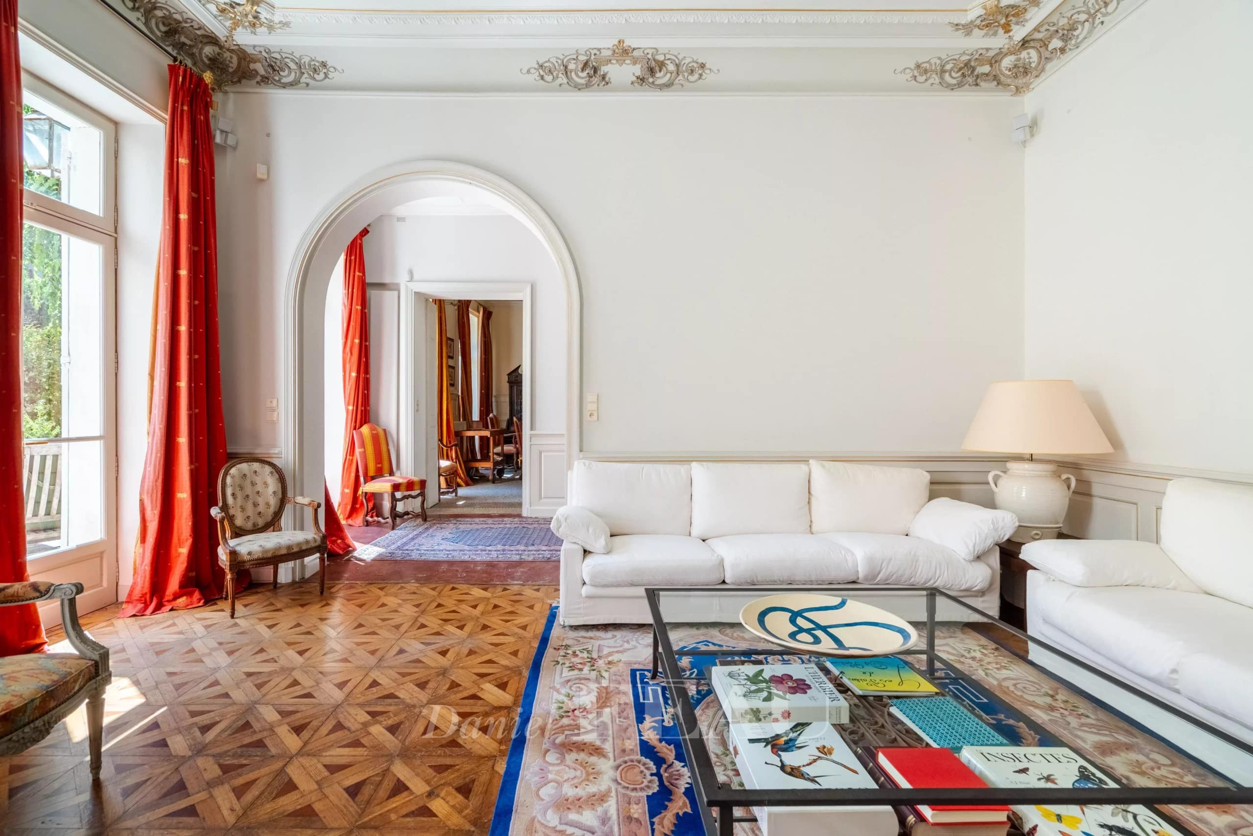 Intérieur d'un hôtel particulier du XIXème siècle à Avignon, avec un salon lumineux et des meubles élégants.