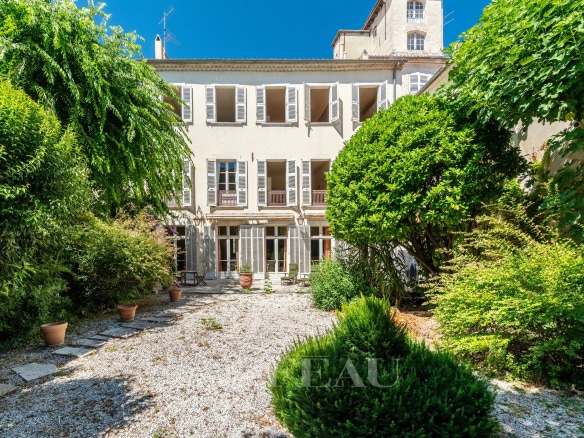 Hôtel particulier du XIXème siècle avec jardin arboré à Avignon.