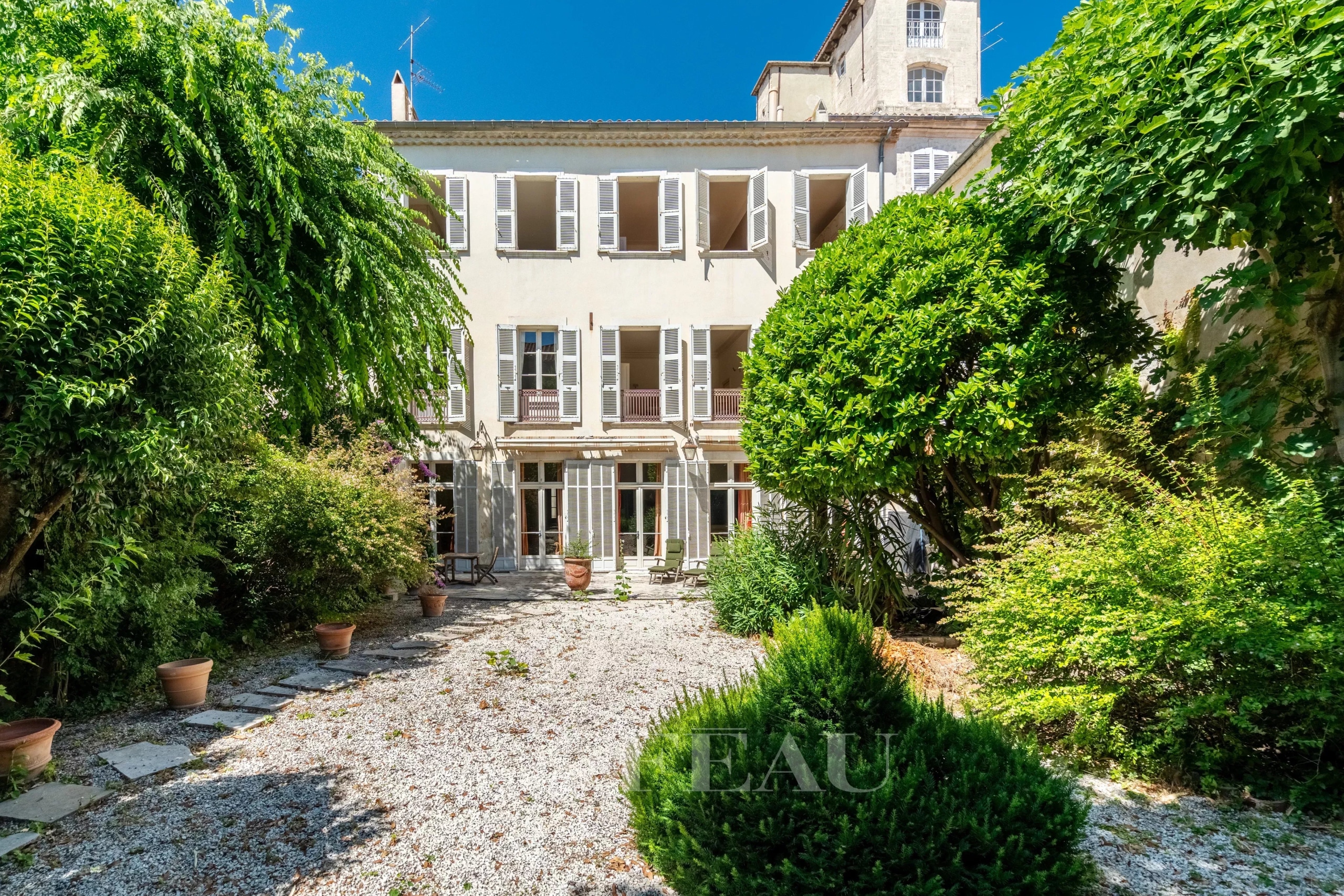 Hôtel particulier du XIXème siècle avec jardin arboré à Avignon.