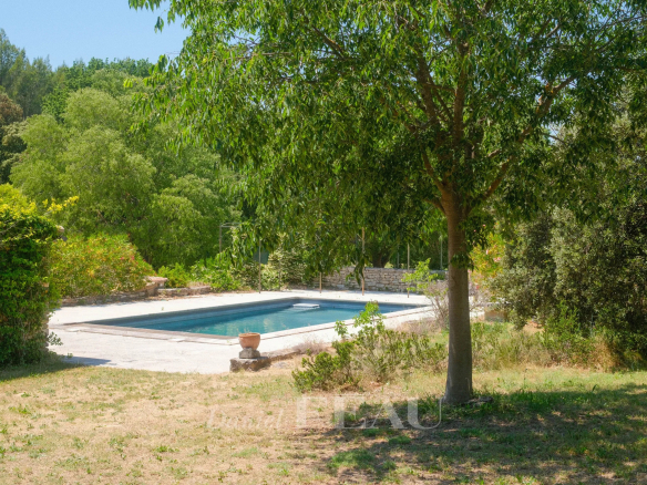 Piscine extérieure entourée de verdure dans un parc d'un hectare à Ménerbes.