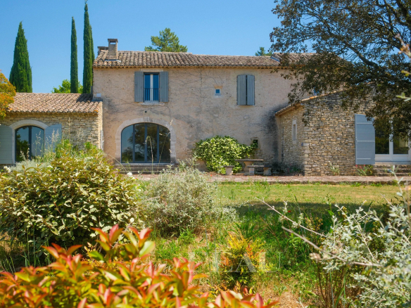 Mas du XVIIIème siècle rénové à Ménerbes, entouré d'un parc d'un hectare.