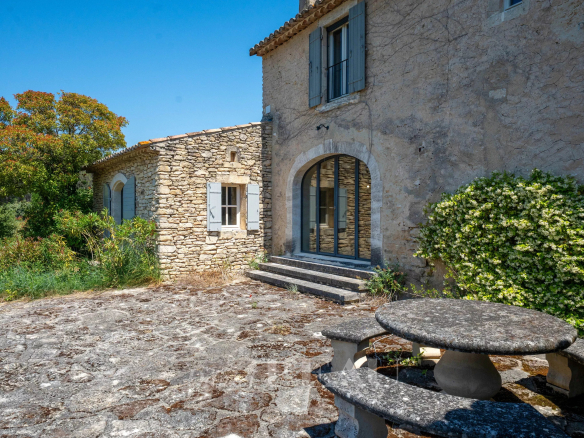 Mas du XVIIIème siècle rénové avec cour intérieure et jardin à Ménerbes.