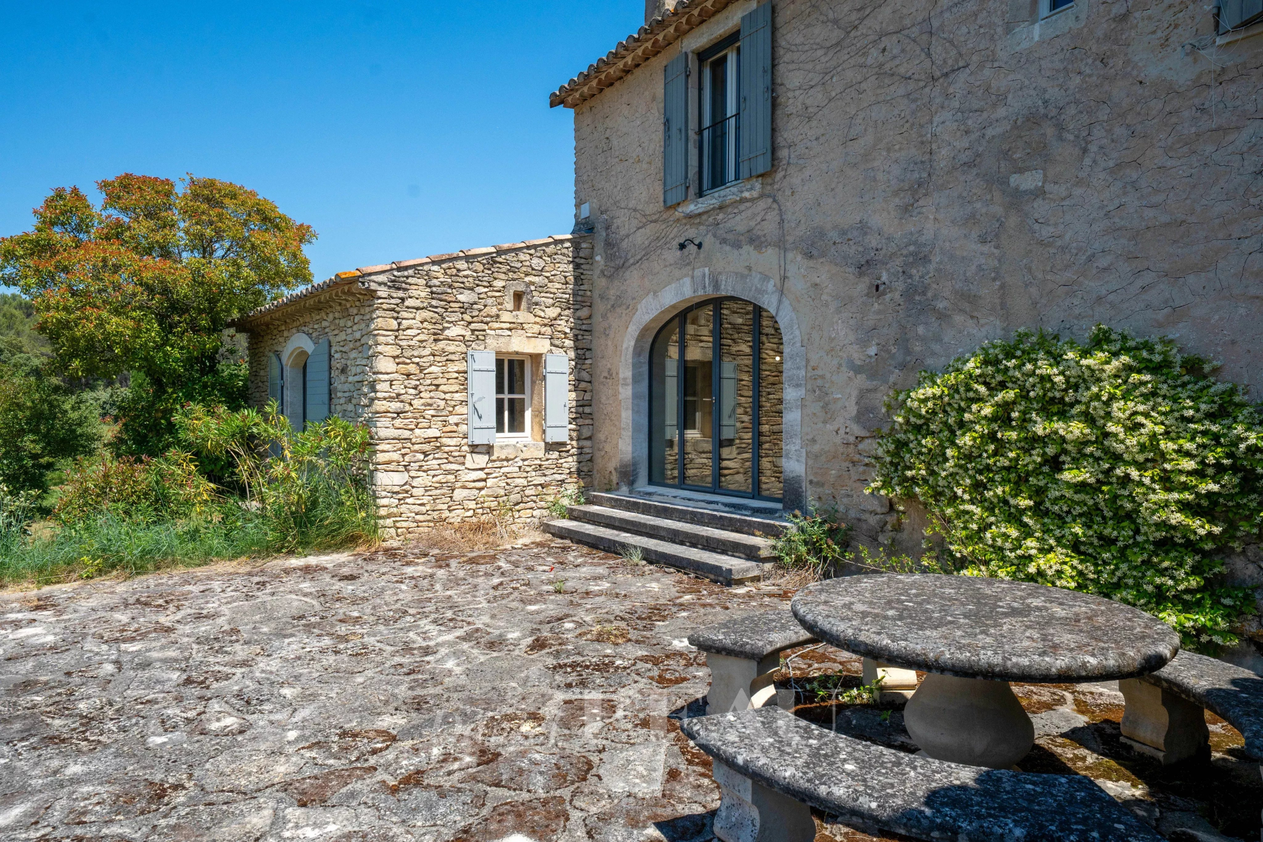 Mas du XVIIIème siècle rénové avec cour intérieure et jardin à Ménerbes.